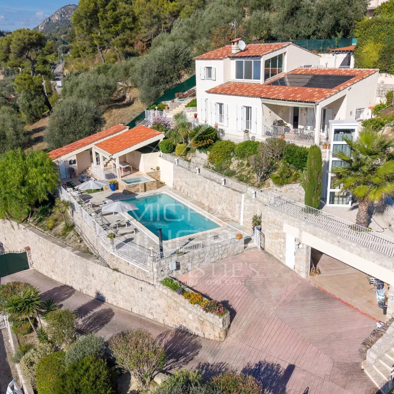 Proche Nice – Superbe appartement de 92m2 rénové avec vue mer et terrasse