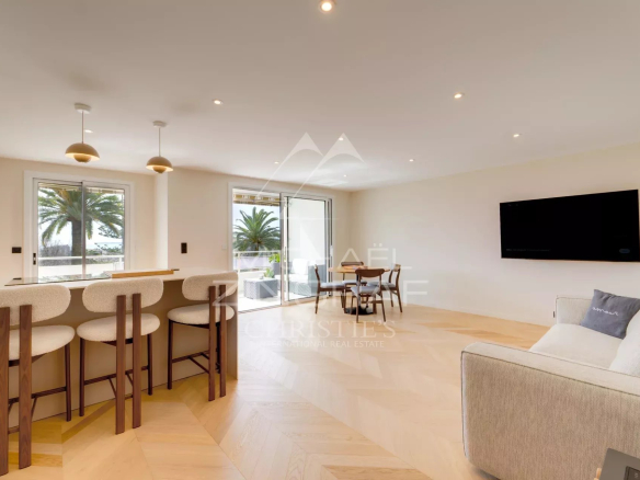 Proche Nice – Superbe appartement de 92m2 rénové avec vue mer et terrasse