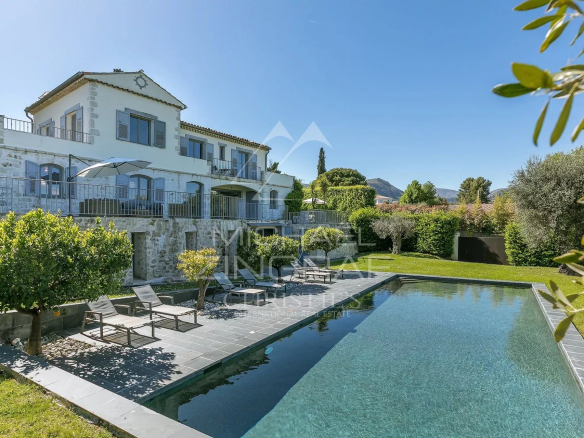 Proche Saint-Paul de Vence – Superbe propriété d’architecte