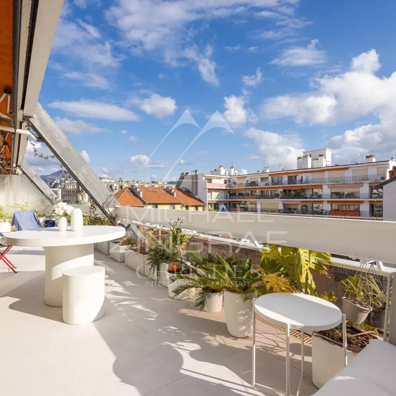 Near Saint-Paul-de-Vence – Superb architect-designed villa with panoramic sea views