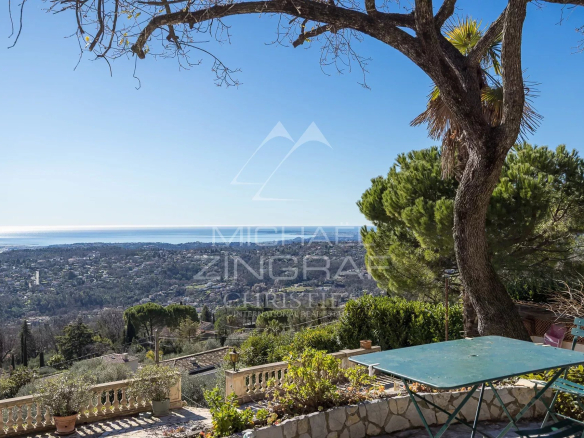 Near Saint-Paul-de-Vence – Property with panoramic sea views