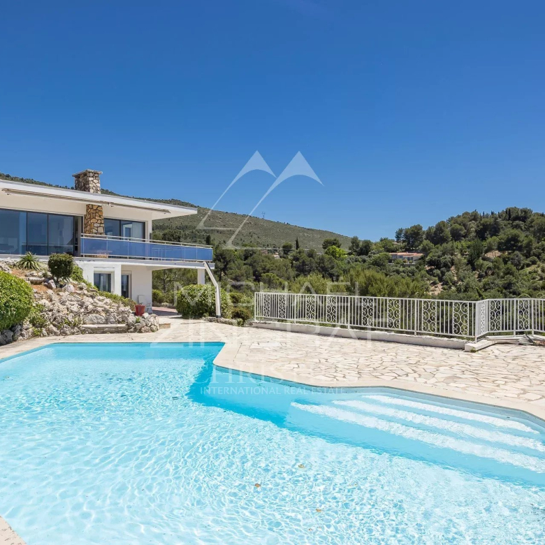 Proche Nice – Penthouse d’exception avec piscine privative face à la mer