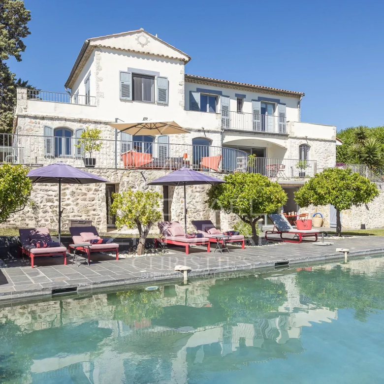Near Nice – Exceptional penthouse with private pool facing the sea