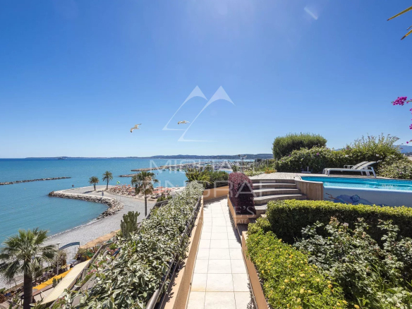 Near Nice – Exceptional penthouse with private pool facing the sea