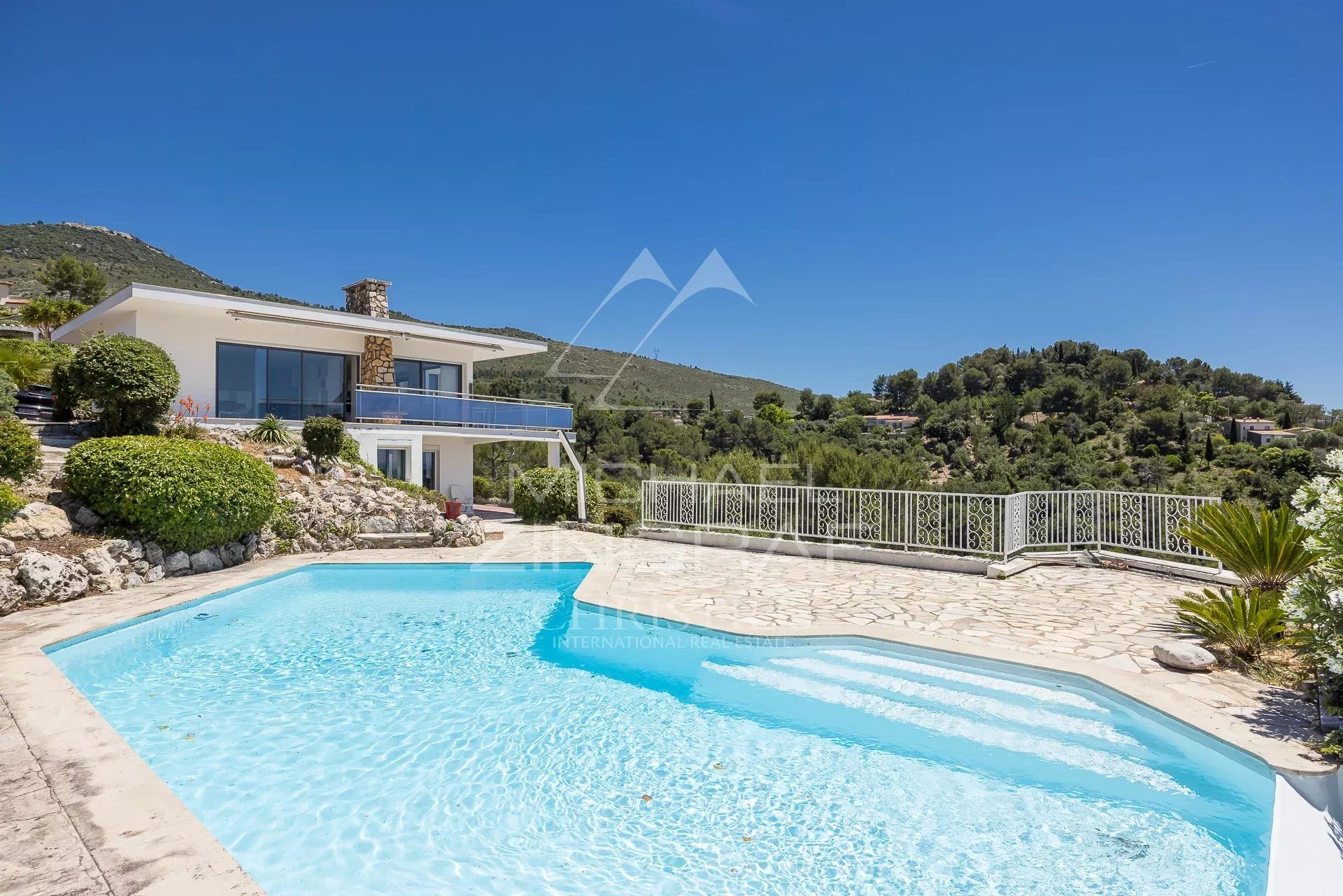 Proche Nice – Colomars – Superbe propriété de caractère avec vue panoramique exceptionnelle
