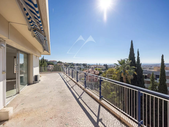 Top floor with terrace and panoramic sea view