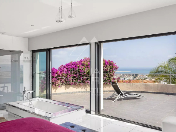 Chambre moderne avec vue sur la mer et terrasse à Saint-Laurent-du-Var