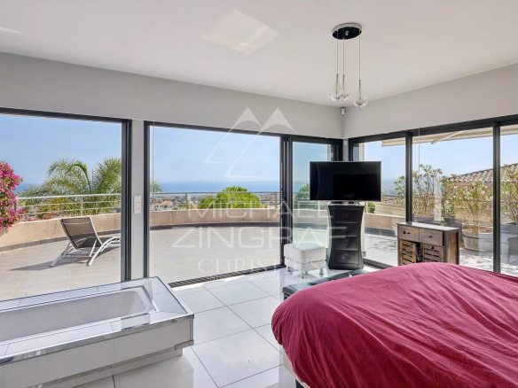 Chambre avec vue sur la mer dans une villa contemporaine à Saint-Laurent-du-Var.