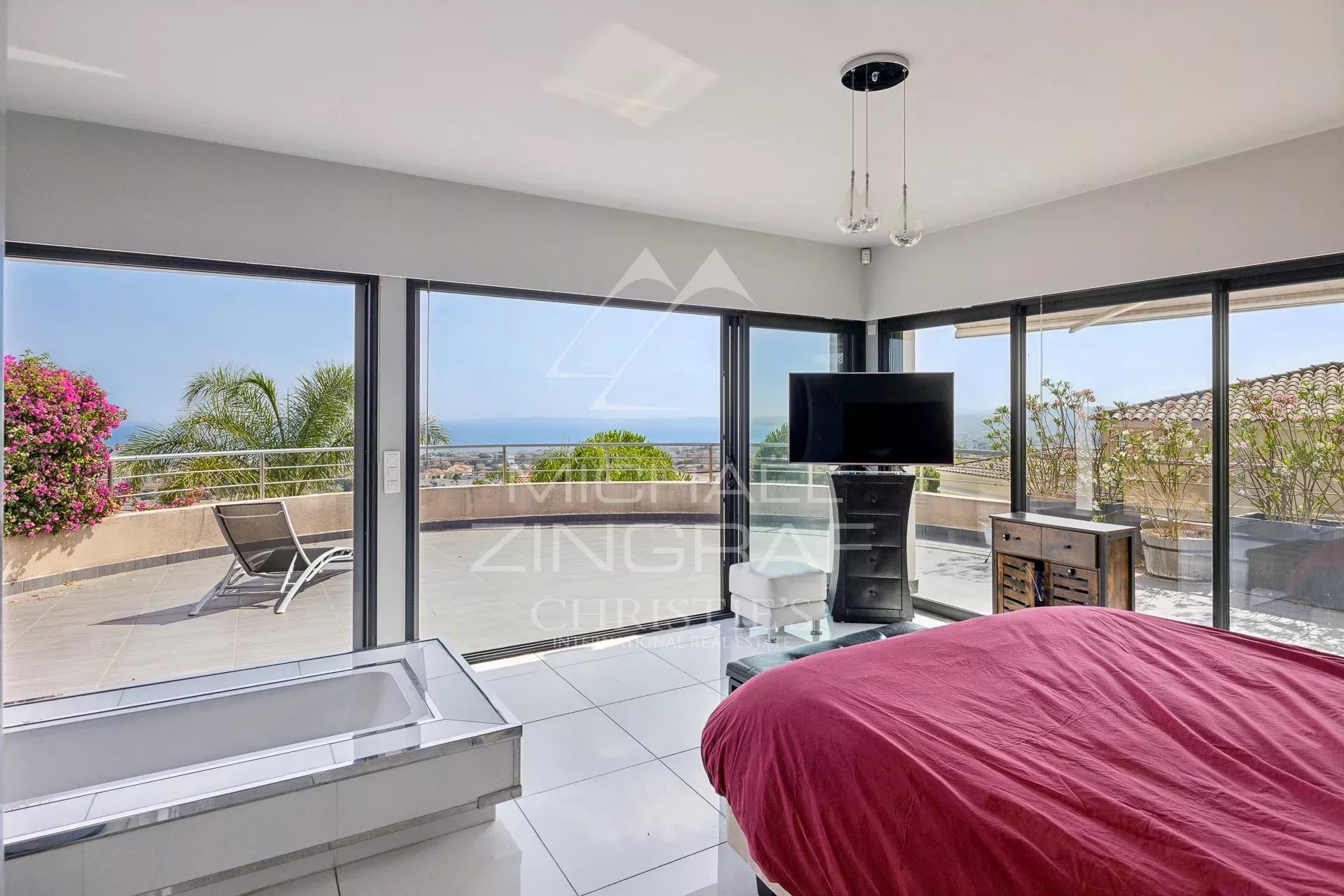 Chambre avec vue sur la mer dans une villa contemporaine à Saint-Laurent-du-Var.