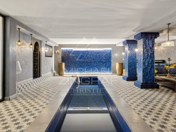 Intérieur d'une villa contemporaine avec piscine et décoration élégante, Saint-Laurent-du-Var.