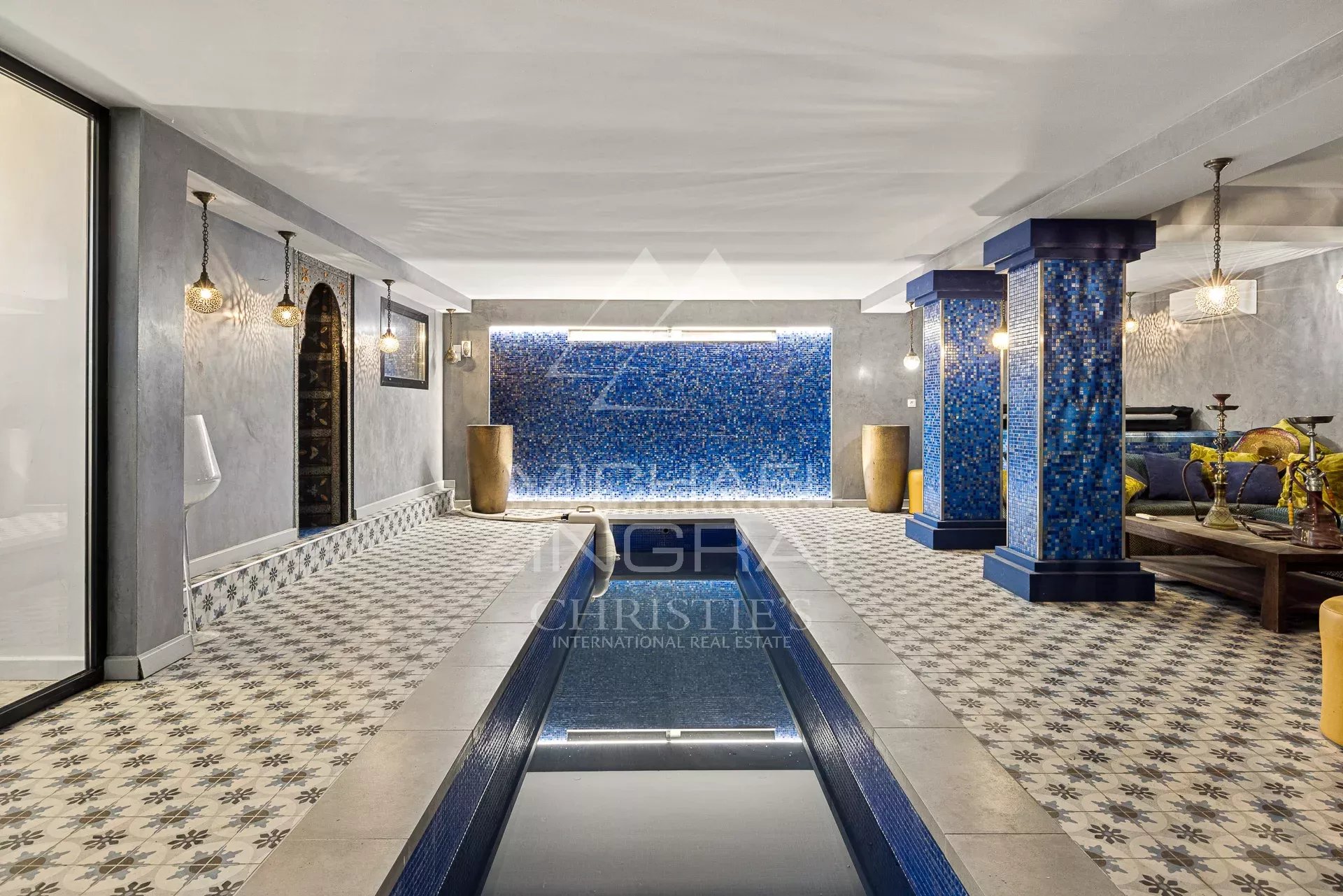Intérieur d'une villa contemporaine avec piscine et décoration élégante, Saint-Laurent-du-Var.
