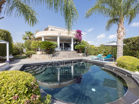 Villa contemporaine avec piscine et vue sur la mer à Saint-Laurent-du-Var