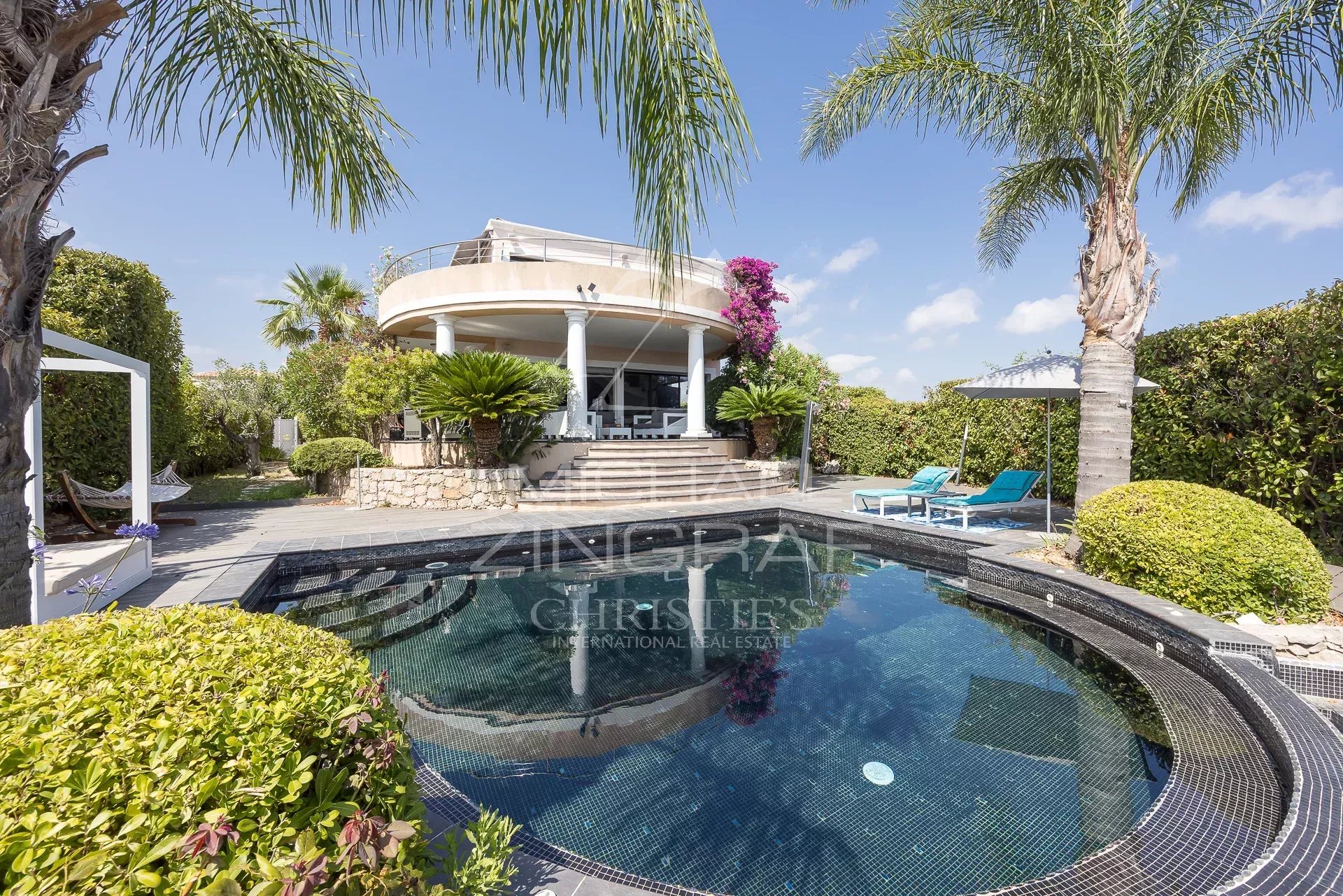 Villa contemporaine avec piscine et vue sur la mer à Saint-Laurent-du-Var