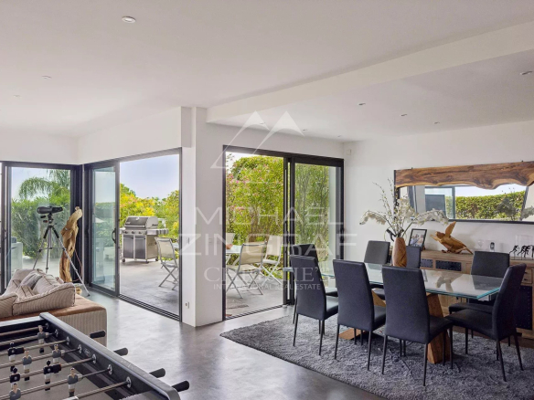Intérieur d'une villa contemporaine à Saint-Laurent-du-Var avec vue sur la mer, espace de vie lumineux.