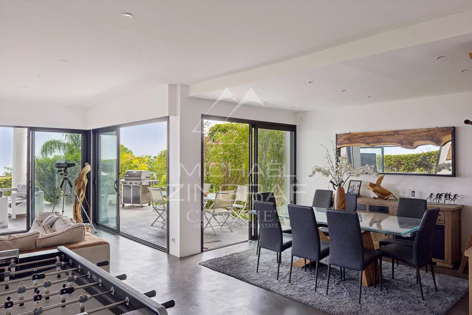Intérieur d'une villa contemporaine à Saint-Laurent-du-Var avec vue sur la mer, espace de vie lumineux.