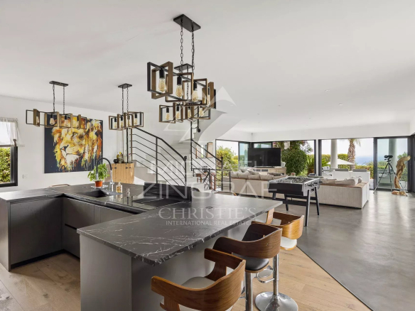 Intérieur d'une villa contemporaine avec cuisine ouverte et vue sur la mer à Saint-Laurent-du-Var.