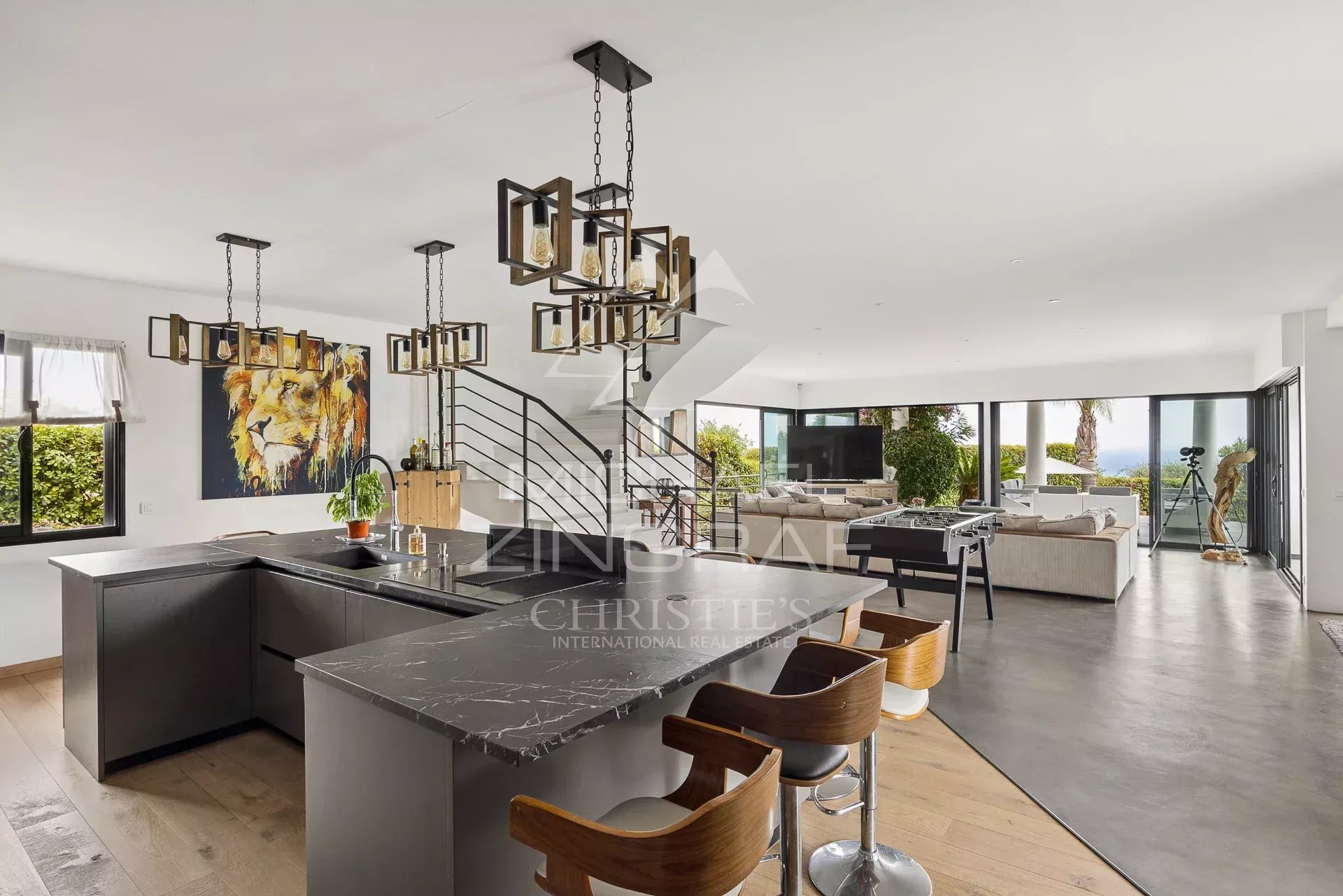 Intérieur d'une villa contemporaine avec cuisine ouverte et vue sur la mer à Saint-Laurent-du-Var.