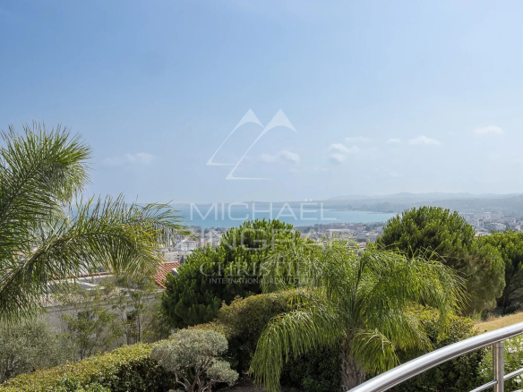 Vue panoramique sur la mer et les collines depuis une villa à Saint-Laurent-du-Var.