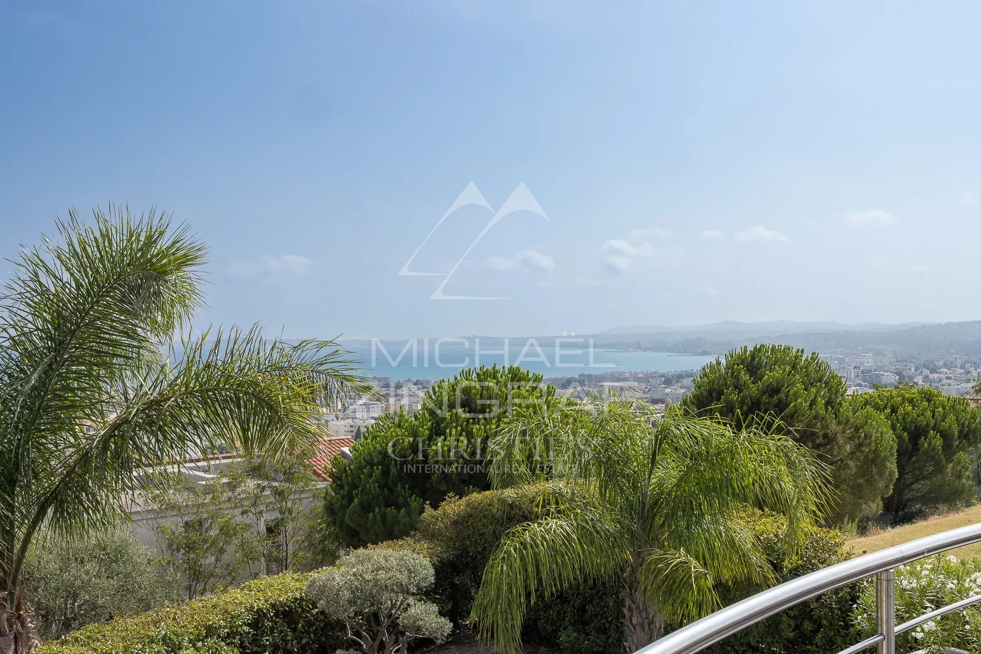 Vue panoramique sur la mer et les collines depuis une villa à Saint-Laurent-du-Var.