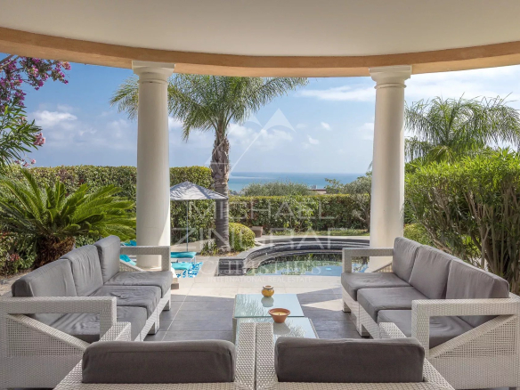 Terrasse d'une villa contemporaine avec vue sur la mer à Saint-Laurent-du-Var.