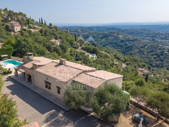Property with panoramic views of the Aspremont hills, swimming pool and garden.