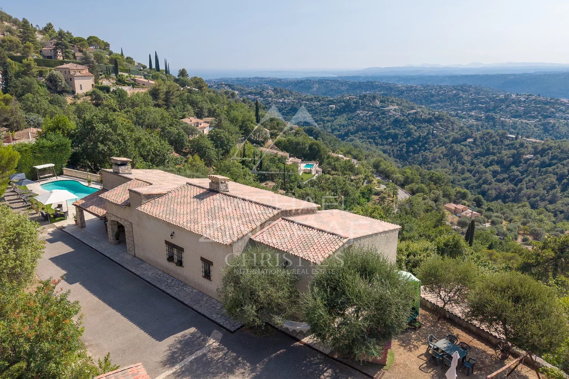 Property with panoramic views of the Aspremont hills, swimming pool and garden.