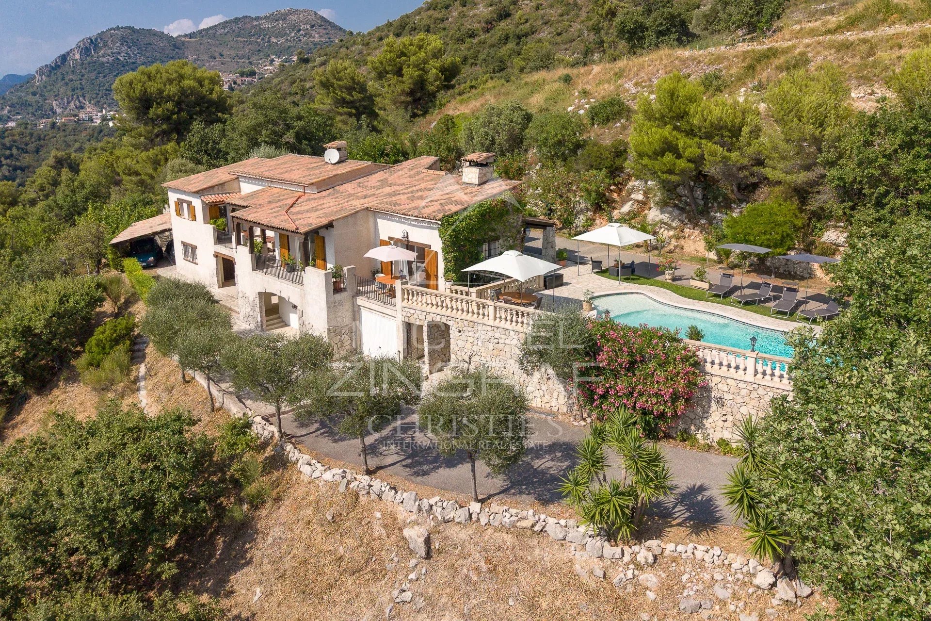 Property with swimming pool and panoramic views of the hills in Aspremont, near Nice.