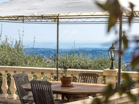 Terrace with panoramic views of the sea and hills in Aspremont.