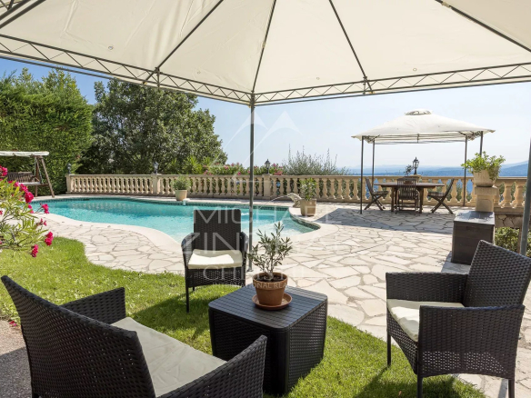 Terrace with swimming pool and garden furniture, panoramic view of the valley in Aspremont.