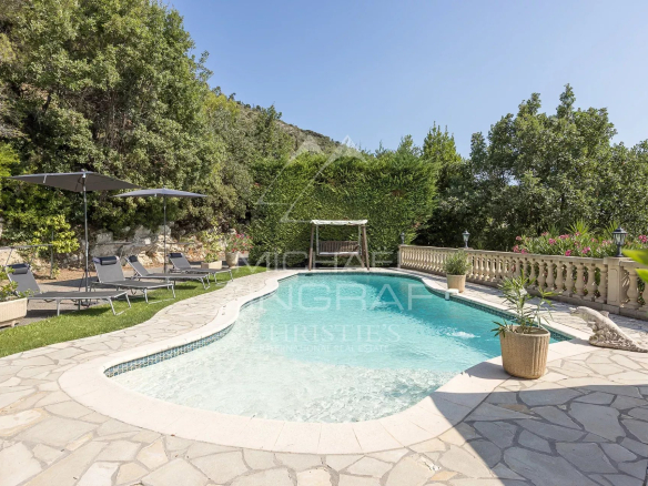 Swimming pool with panoramic views in a property in Aspremont, surrounded by greenery.