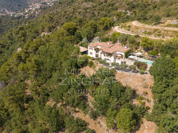 Provençal villa in Aspremont with panoramic views of the valley and surrounding hills.