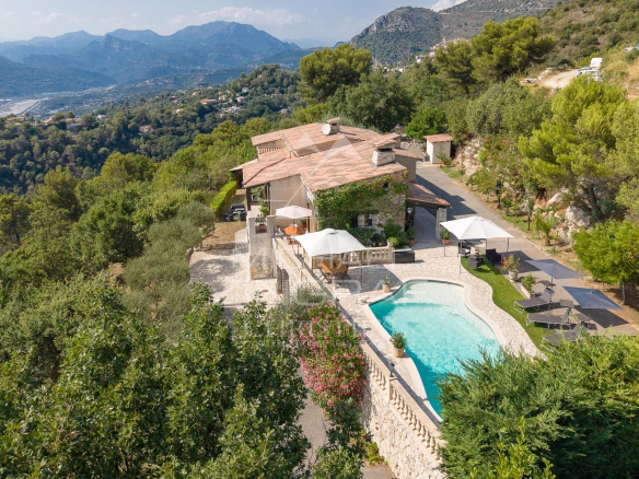 Provençal villa with swimming pool and panoramic mountain views, located in Aspremont.