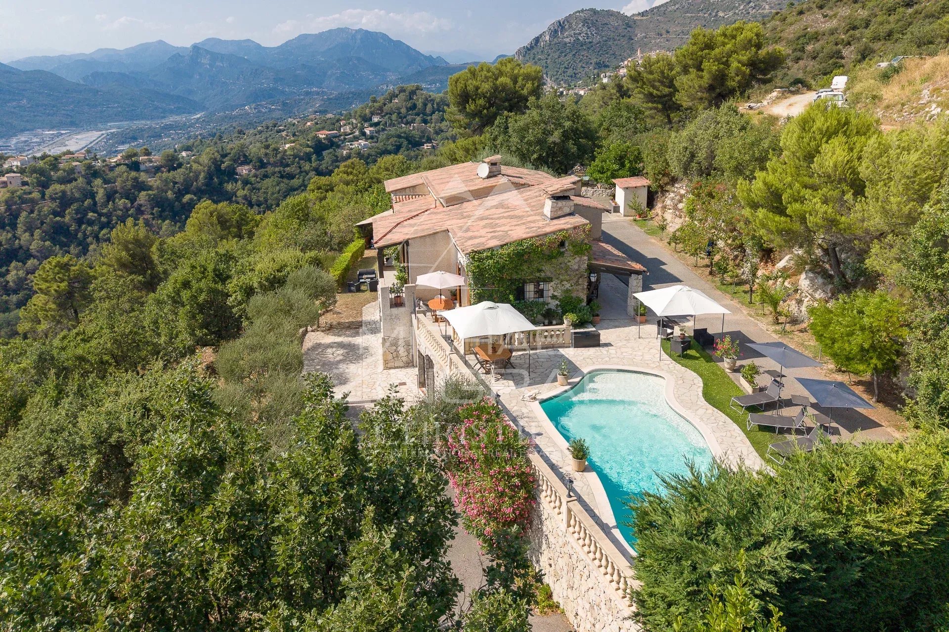 Provençal villa with swimming pool and panoramic mountain views, located in Aspremont.