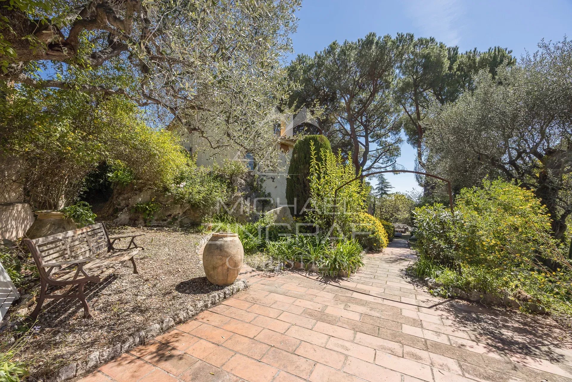 Jardin de bastide à Nice Jardin d'une bastide du XVIIIe siècle à Nice avec des arbres et des chemins en pierre.