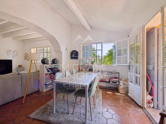 Intérieur d'une bastide du XVIIIᵉ siècle à Nice, avec un salon lumineux et une salle à manger.