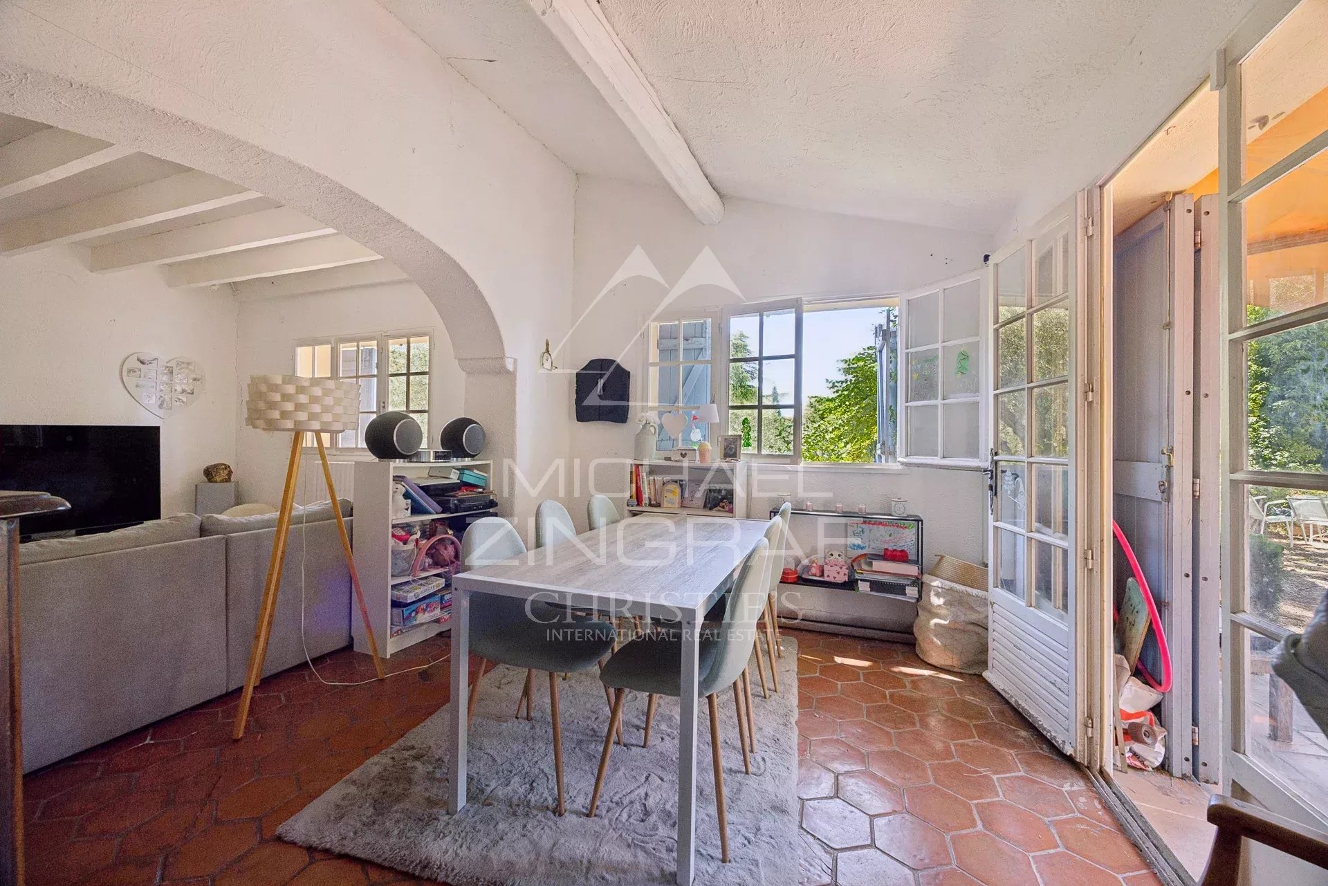 Intérieur d’une bastide à Nice Intérieur d'une bastide du XVIIIᵉ siècle à Nice, avec un salon lumineux et une salle à manger.