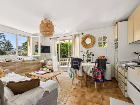 Intérieur d'une bastide du XVIIIᵉ siècle avec salon et salle à manger, décorée de manière conviviale.