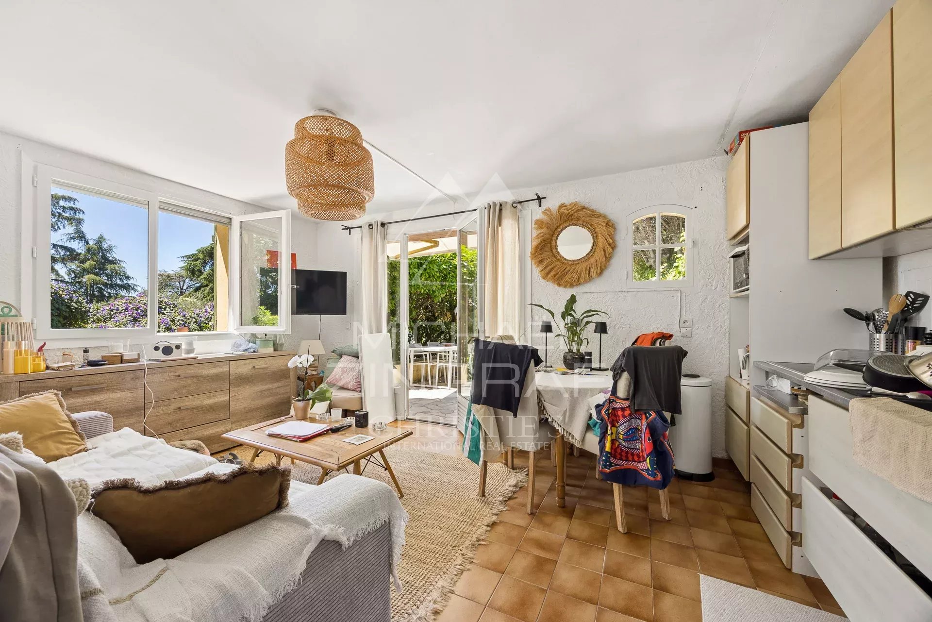 Intérieur d’une bastide à Nice Intérieur d'une bastide du XVIIIᵉ siècle avec salon et salle à manger, décorée de manière conviviale.