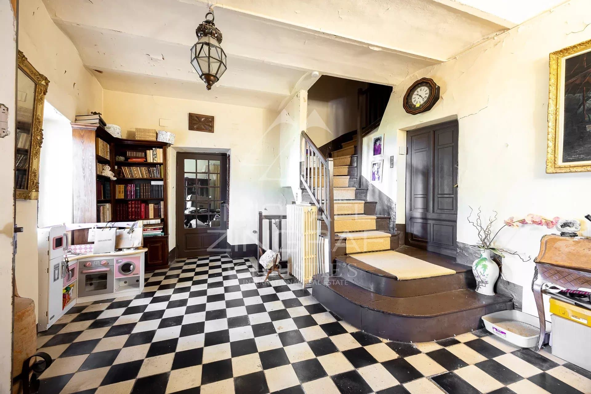 Intérieur d’une bastide historique à Nice Intérieur d'une bastide du XVIIIᵉ siècle avec un hall d'entrée et un escalier en bois.