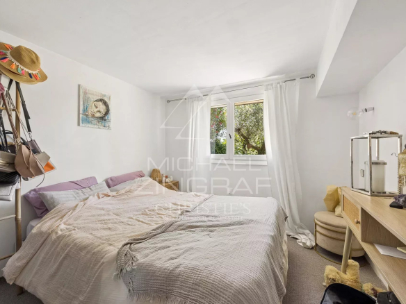 Chambre d'une bastide du XVIIIᵉ siècle à Nice, avec lit et décoration simple.