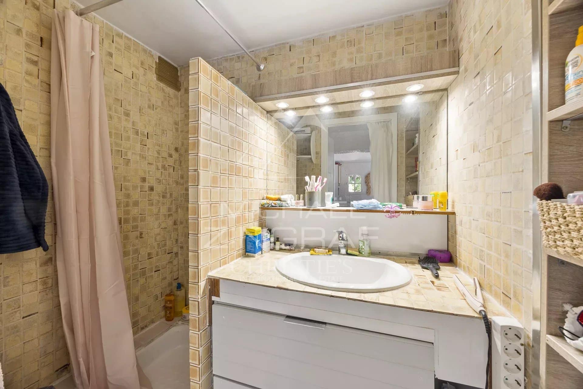 Salle de bain d’une bastide à Nice Salle de bain d'une bastide du XVIIIᵉ siècle à Nice, avec carrelage et lavabo.