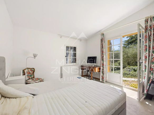 Chambre d'une bastide du XVIIIᵉ siècle à Nice, avec accès à un jardin.