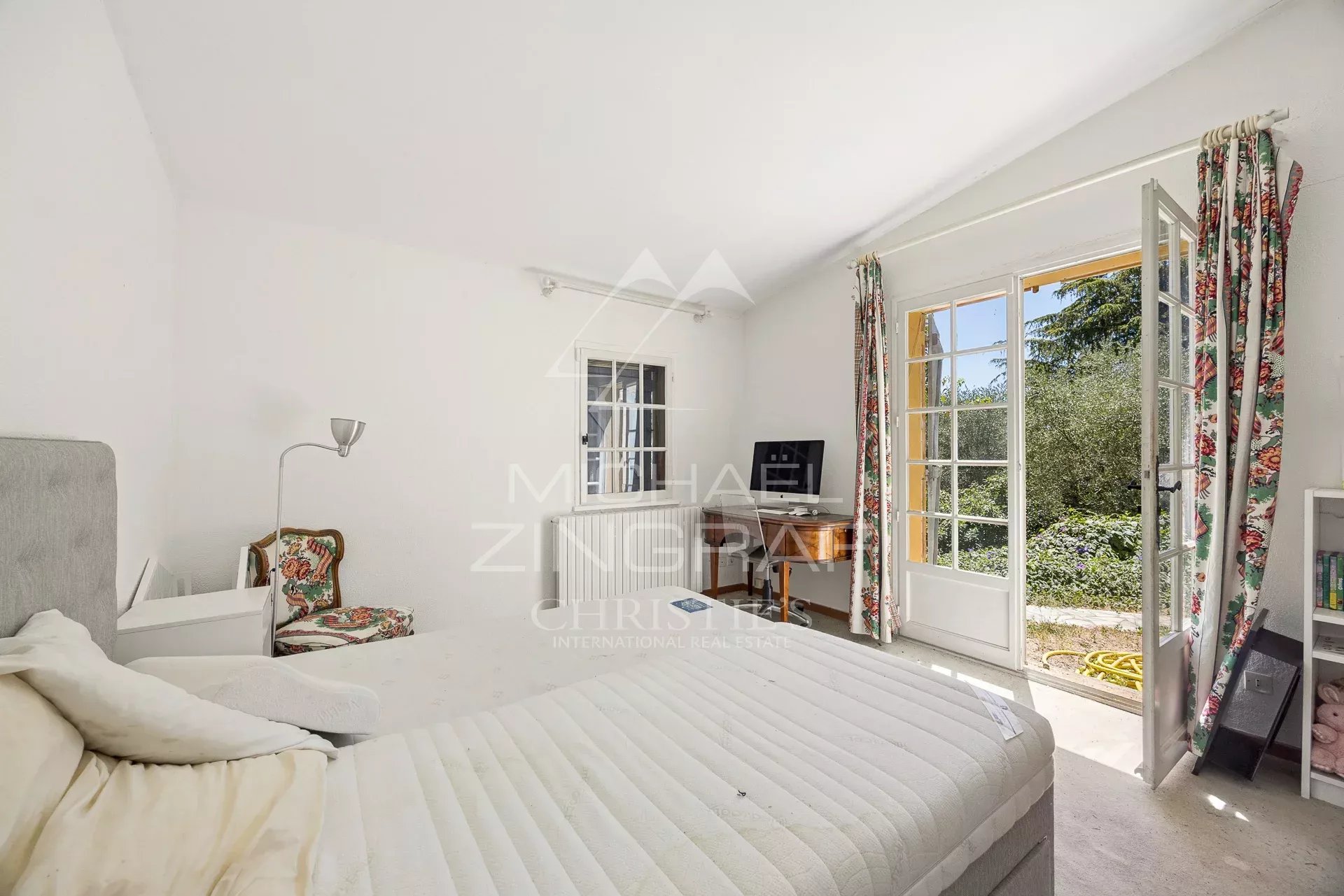 Chambre de bastide à Nice Chambre d'une bastide du XVIIIᵉ siècle à Nice, avec accès à un jardin.