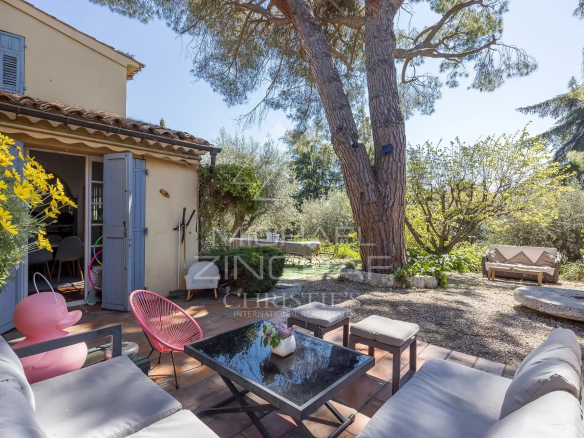 Bastide du XVIIIᵉ siècle avec jardin à Nice, Haut Gairaut, mobilier d'extérieur et végétation.