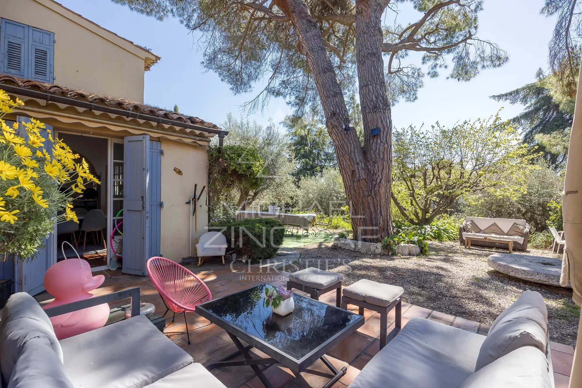 Bastide authentique à Nice Bastide du XVIIIᵉ siècle avec jardin à Nice, Haut Gairaut, mobilier d'extérieur et végétation.