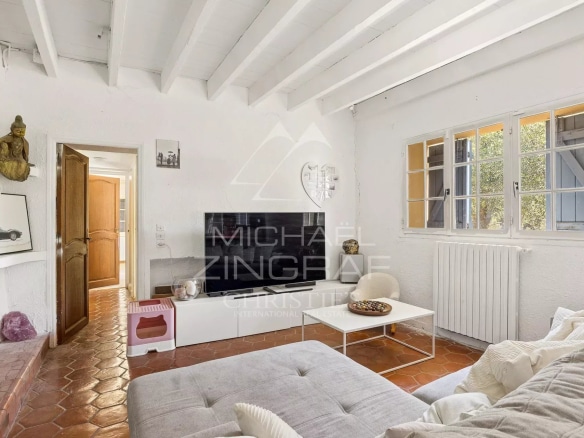 Intérieur d'une bastide du XVIIIᵉ siècle avec salon lumineux et décoration authentique.