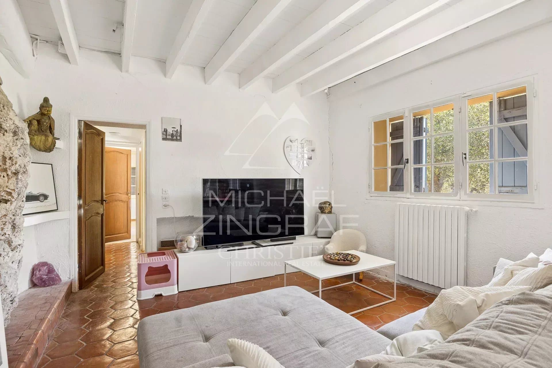 Intérieur d’une bastide à Nice Intérieur d'une bastide du XVIIIᵉ siècle avec salon lumineux et décoration authentique.
