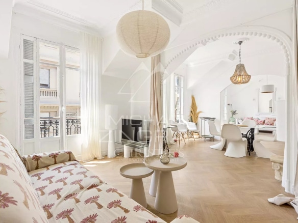 Intérieur d'un appartement au dernier étage avec décoration bohème chic et lumière naturelle à Nice.