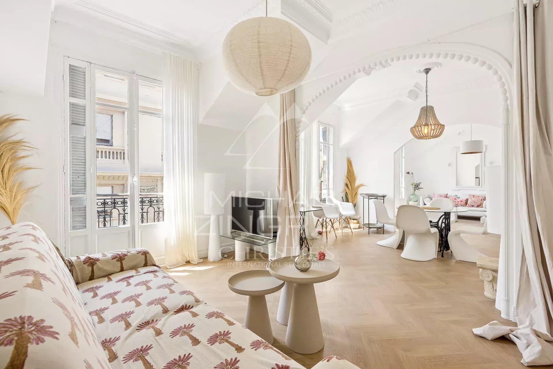 Intérieur d'un appartement au dernier étage avec décoration bohème chic et lumière naturelle à Nice.