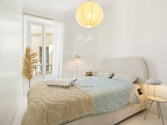 Chambre d'un appartement au dernier étage avec décoration bohème et lumière naturelle.